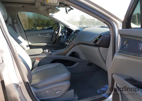 2019 Lincoln Nautilus Reserve z USA, uszkodzony, nr VIN 2LMPJ6L93KBL31472